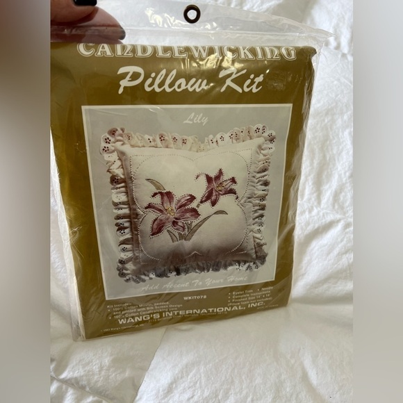 Candlewicking Kit Designs  Needlework Vintage Embroidery Pillow NIP - Picture 2 of 5